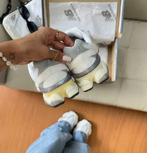 Carregar imagem no visualizador da galeria, Tênis New Balance 9060 Sea Salt Branco Couro Legítimo